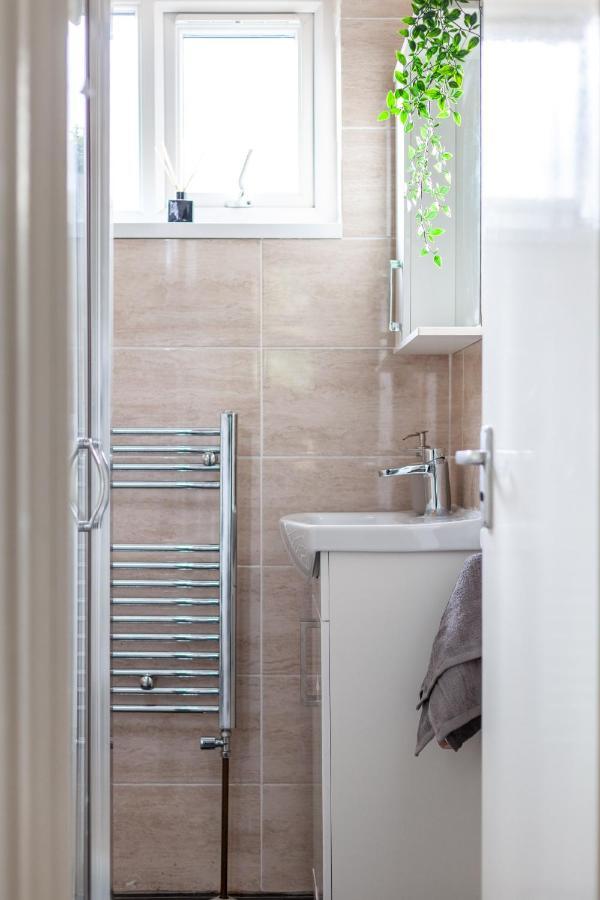 Arte Stays - 3-Bedroom Bright House London, Haggerston, Garden, Parking, 8 Min Walk To Haggerston Station, Weekly Or Monthly Stays, Serviced Accommodation - 7 Guests מראה חיצוני תמונה